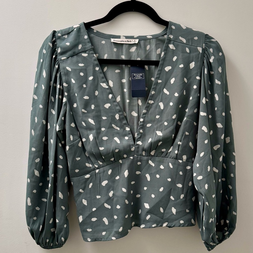 Abercrombie & Fitch Printed V-Neck Blouse - Size Small (NWT)